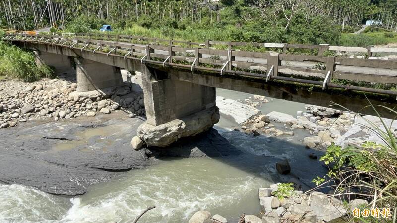 大獎娛樂城、大獎娛樂-線上新聞-【暖心奇蹟】橋斷路封！居民繞道崩潰！「佛心地主」無償捐地！開闢救命便道