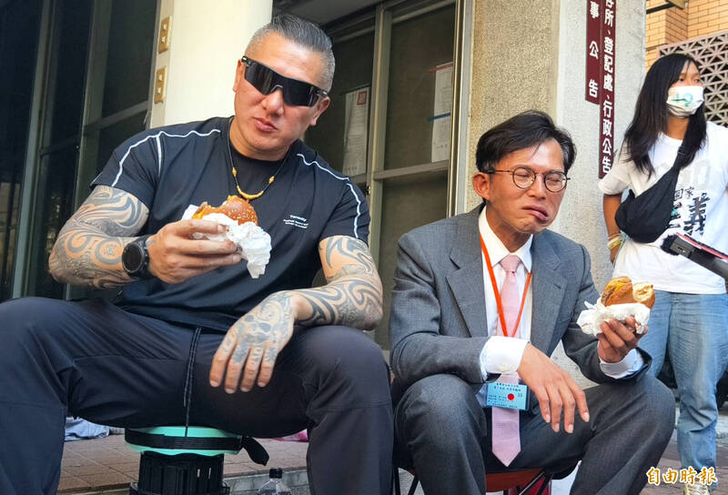 大獎娛樂城、大獎娛樂-線上新聞-【立院戰神護航】館長「法院開吃播」！黃國昌霸氣送漢堡力挺！現場畫面曝光