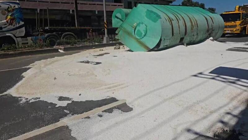 大獎娛樂城、大獎娛樂-線上新聞-【西濱奇景】新竹「天降大雪」？貨車翻覆！雪白保麗龍「漫天飛舞」驚呆用路人