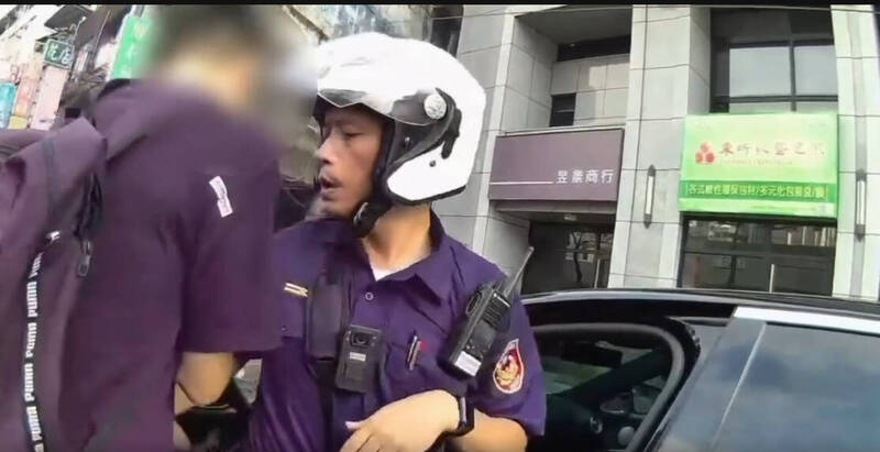 大獎娛樂城、大獎娛樂-線上新聞-紅線違停露餡！毒駕男遇警盤查「失控爆衝」！激烈抗拒遭警「當街壓制」！