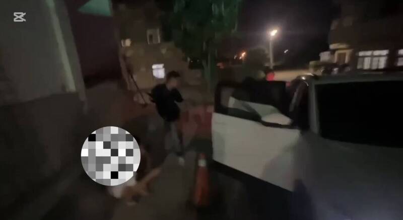 大獎娛樂城、大獎娛樂-線上新聞-鎖定娃娃機！蒙面賊持「油壓剪」狂剪兌幣機！竹市警破百萬竊盜集團，作案手法大公開！