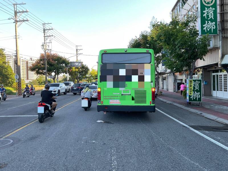 大獎娛樂城、大獎娛樂-線上新聞-天理難容！統聯公車「撞輾行人致死」！家屬怒吼：第一時間為何不停車？