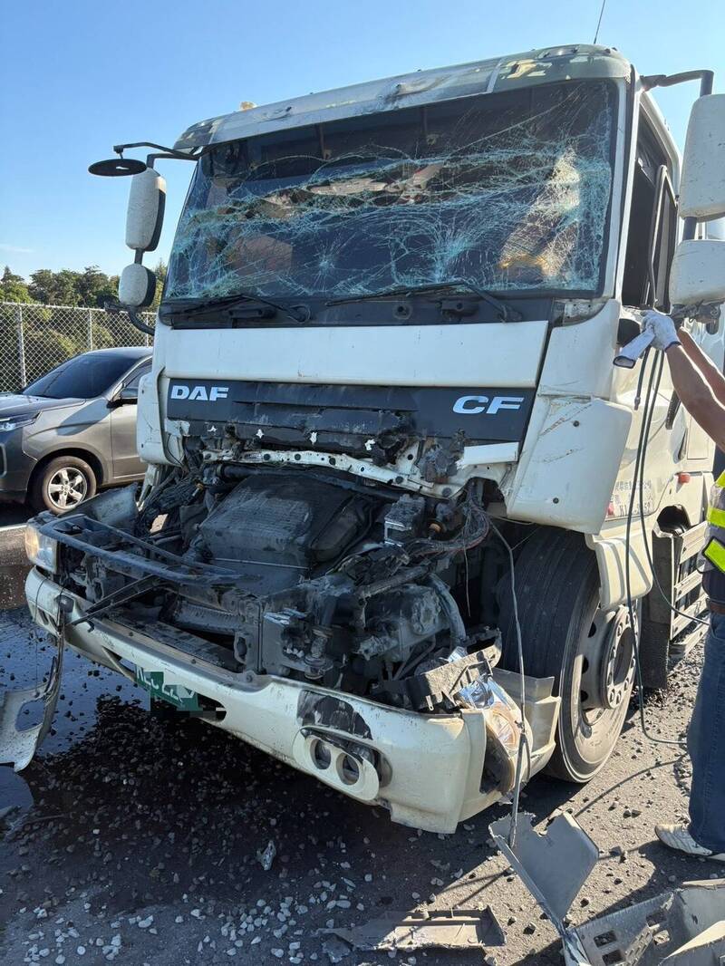 大獎娛樂城、大獎娛樂-線上新聞-奪命光線！台62線砂石車「高速追撞」！駕駛疑受「太陽影響」釀禍，恐怖瞬間曝光！