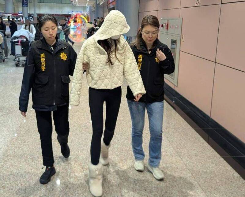 大獎娛樂城、大獎娛樂-線上新聞-太囂張！戴「5千萬鑽表」、冒用車模護照！詐團辣妹又被延押2個月，奢華黑歷史曝光！