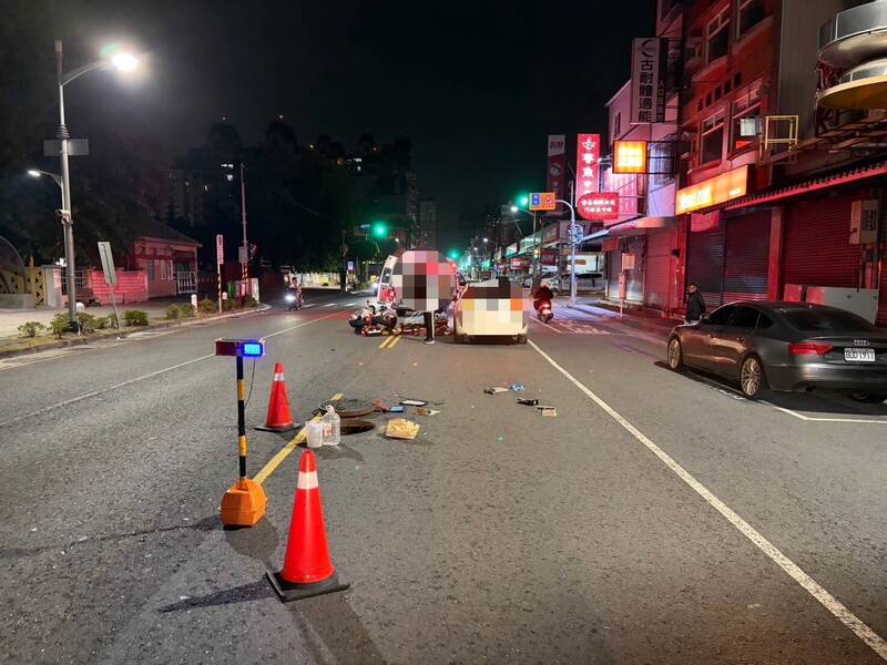 大獎娛樂城、大獎娛樂-線上新聞-【午夜驚魂】「暗夜馬路殺機」！技工檢修人孔蓋慘遭轎車高速衝撞！**血肉模糊、骨頭碎裂送醫！