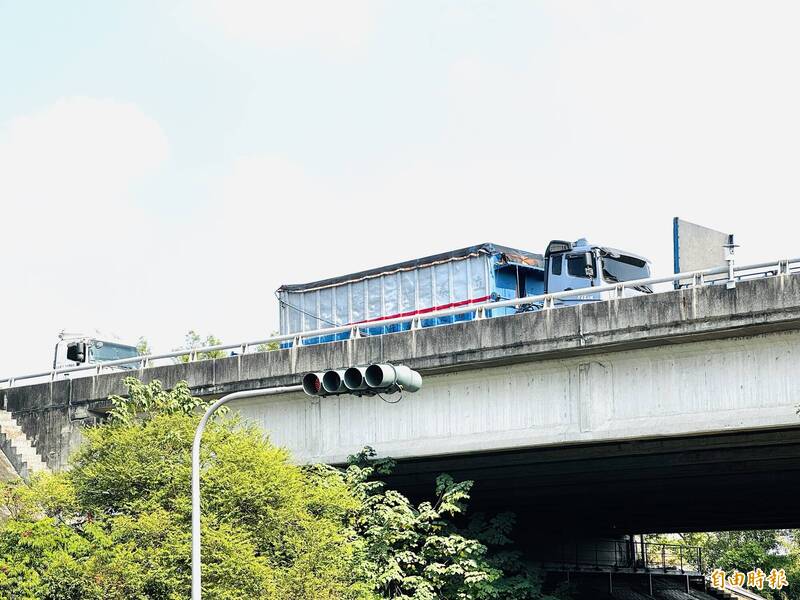 大獎娛樂城、大獎娛樂-線上新聞-【致命回堵】國道3號「煉獄級」連環追撞！嘉義竹崎段南下全線死鎖！**數十萬人回家路受阻！