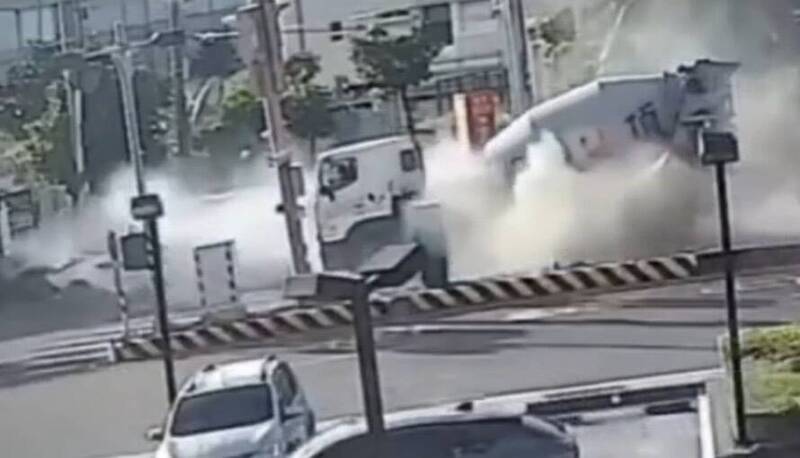 大獎娛樂城、大獎娛樂-線上新聞-【血色生日禮】「行徑詭異」暗藏玄機？**特斯拉「自殺式」猛撞水泥車！1死7傷！愛妻生日竟成丈夫血腥忌日