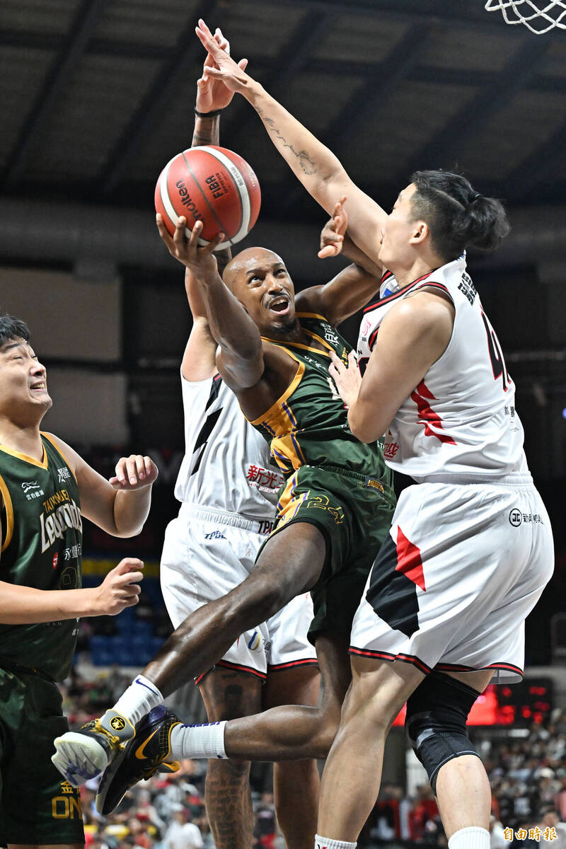 大獎娛樂城、大獎娛樂-線上新聞-還沒輸過 克羅馬準大三元猛轟二十九分 雲豹力退戰神豪取六連勝