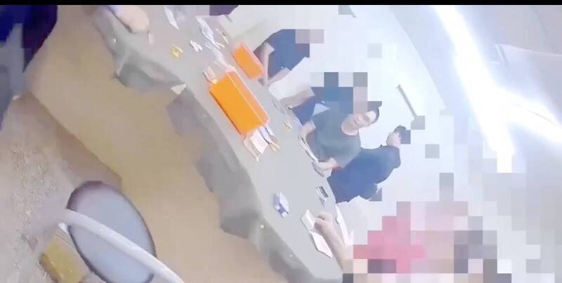 大獎娛樂城、大獎娛樂-線上新聞-雙面人生！洗車場「夜間變身」百家樂賭窟！萬華警攻堅逮18人：簡直是黑幫電影！