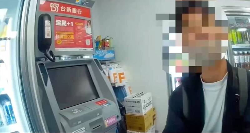 大獎娛樂城、大獎娛樂-線上新聞-【貪婪露餡！】ATM前「數錢數到飽」！馬國車手領太多次被盯上！人贓俱獲畫面曝光！