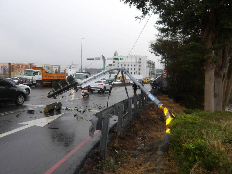 大獎娛樂城、大獎娛樂-線上新聞-【末日場景！】台中路口「號誌桿倒塌」！轎車猛撞駕駛重傷！大貨車勾電纜釀成「雙塔毀滅」！
