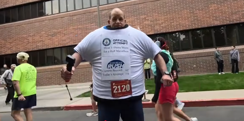 大獎娛樂城、大獎娛樂-線上新聞-荒謬金氏紀錄！美國男竟「疊穿137件T恤」跑完半馬！背後真相曝光！他差點熱衰竭身亡！