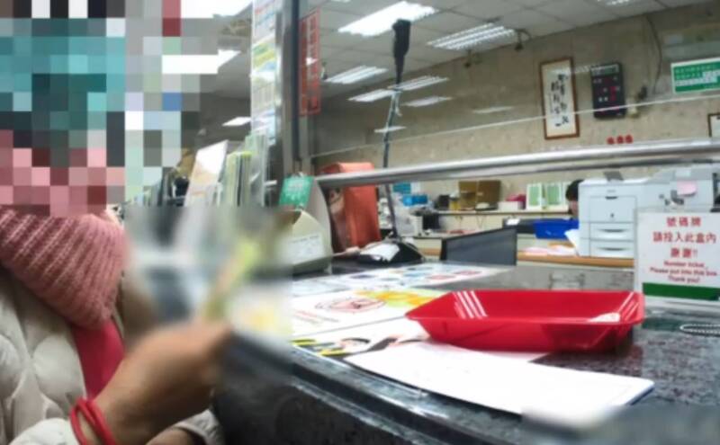 大獎娛樂城、大獎娛樂-線上新聞-離譜！7歲男童遭家族旅遊團「活生生丟包」！男童大哭「我還沒上車啊！」背後真相曝光全網笑翻！