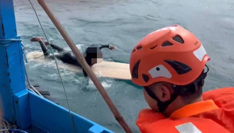 大獎娛樂城、大獎娛樂-線上新聞-險遭滅頂！台東金樽衝浪客「體力耗盡」絕望呼救！海巡、漁民「生死救援」畫面曝光！