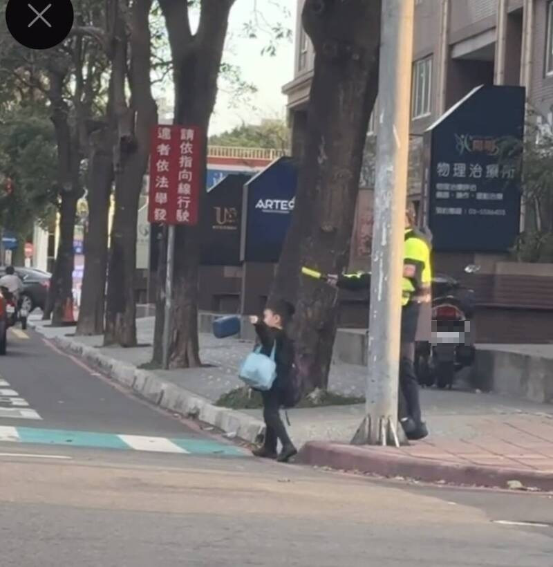 大獎娛樂城、大獎娛樂-線上新聞-反差萌爆紅！「I人」動漫迷警長，零下低溫神救援護童上學！網：根本漫畫英雄！