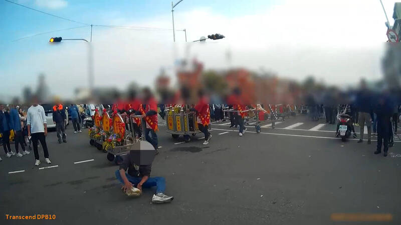 大獎娛樂城、大獎娛樂-線上新聞-當街發飆！**醉男硬闖廟會車道！所長好心勸離，竟遭他「脫鞋K頭」！