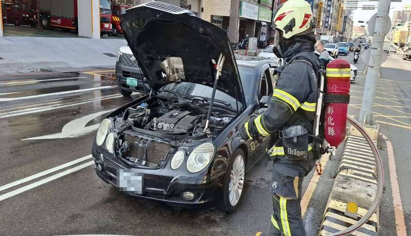 大獎娛樂城、大獎娛樂-線上新聞-神巧合！**賓士車馬路中「自燃大火」！下一秒讓人傻眼：火場旁邊就是消防局！