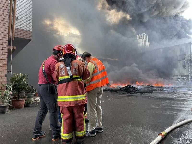 大獎娛樂城、大獎娛樂-線上新聞-殺人級空污！**高雄工業區大火確定是「人為疏失」！環保局：重罰絕不手軟！