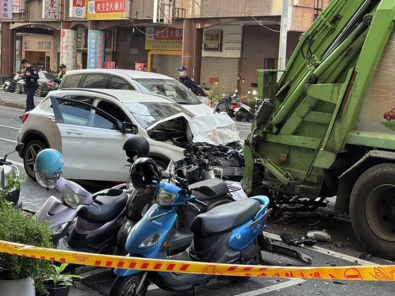 大獎娛樂城、大獎娛樂-線上新聞-世紀大停電！**都怪「第四台線路」？三峽貨櫃車一勾倒電桿，596戶瞬間黑掉！