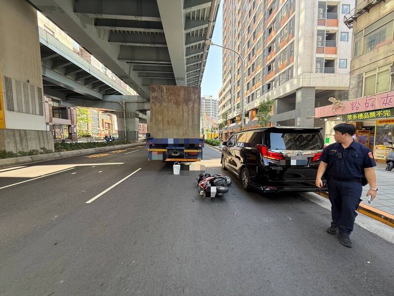 大獎娛樂城、大獎娛樂-線上新聞-恐怖瞬間！**女騎士閃違停車倒地，右腿慘遭大貨車「活生生輾斷」！