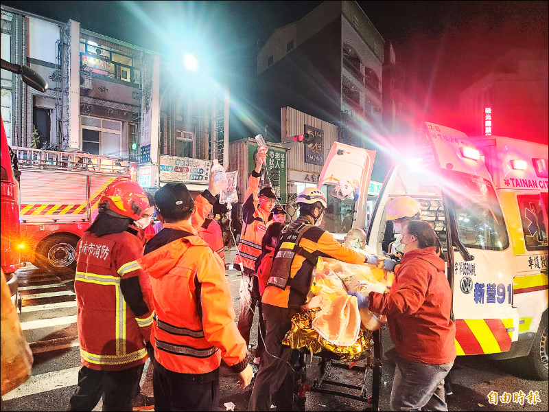 大獎娛樂城、大獎娛樂-線上新聞-恐怖巨響！**新營鬧區「鐵捲門被炸飛」！氣爆瞬間2人嚴重燒燙傷！