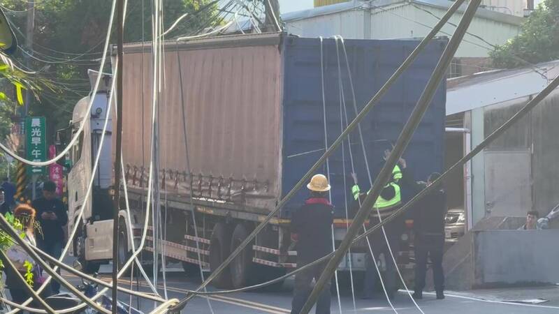 大獎娛樂城、大獎娛樂-線上新聞-末日黑煙！**高雄工業區爆炸性火警！黑煙蔽空！33車65人「玩命」搶救畫面曝光！