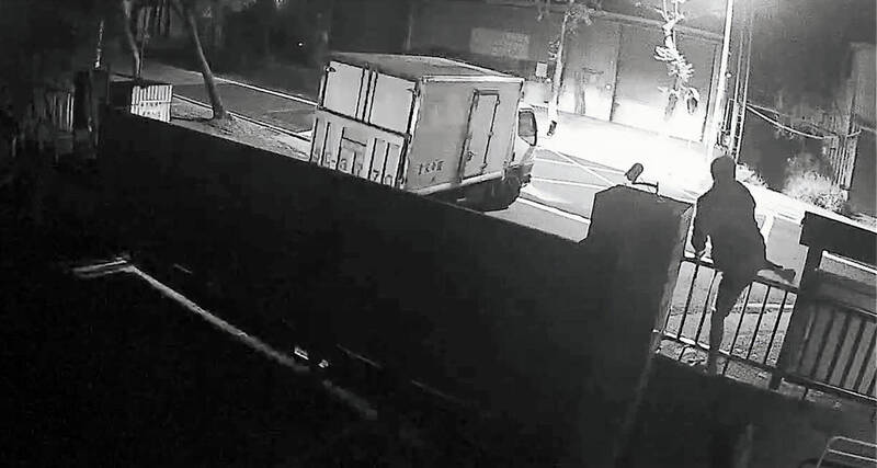 大獎娛樂城、大獎娛樂-線上新聞-半夜翻牆只為丟垃圾？三峽清潔隊驚傳遭侵入，環保局硬起來：告到底、絕不姑息！