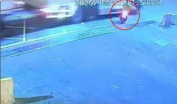 大獎娛樂城、大獎娛樂-線上新聞-台中果菜市場血案！女騎士慘死聯結車輪下，驚悚「奪命瞬間」監視器畫面全曝光