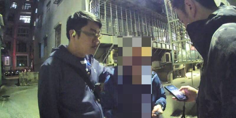 大獎娛樂城、大獎娛樂-線上新聞-百萬積蓄險歸零！內湖警民聯手演戲，成功誘捕詐騙車手直擊