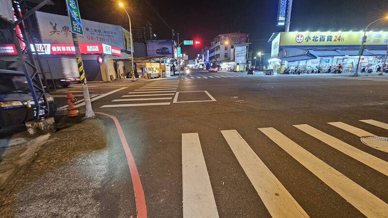 大獎娛樂城、大獎娛樂-線上新聞-救狗卻遭死劫！女騎士撿罐頭慘被撞飛趴地，冷血駕駛竟加速逃逸