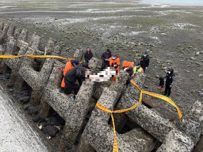 大獎娛樂城、大獎娛樂-線上新聞-澎湖男冒死捕魚陳屍消波塊！天寒地凍奪命，初判「沈默殺手」心肌梗塞發作