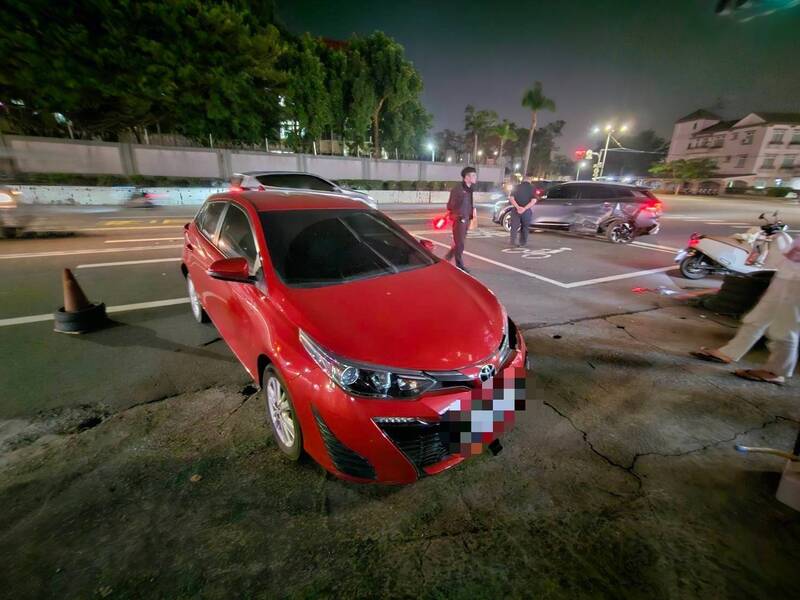 大獎娛樂城、大獎娛樂-線上新聞-【死裡逃生】 驚悚對撞瞬間！失控車正面衝擊，父載2歲幼女「差點翻車」畫面嚇哭網友