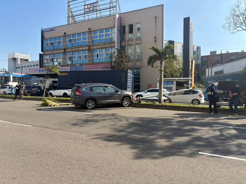 大獎娛樂城、大獎娛樂-線上新聞-【禍從天降】 撞分隔島不只自己慘！路燈攔腰折斷「重壓對向車」，驚悚畫面曝光