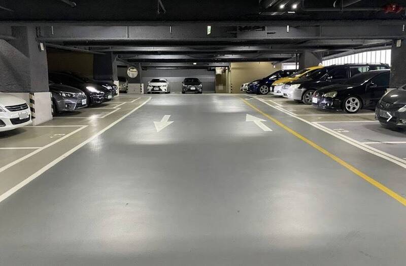 大獎娛樂城、大獎娛樂-線上新聞-【血染停車場】 欠債代價太狠！男子遭「破窗砍頭」慘縫17針，兩惡徒殘暴行徑引公憤