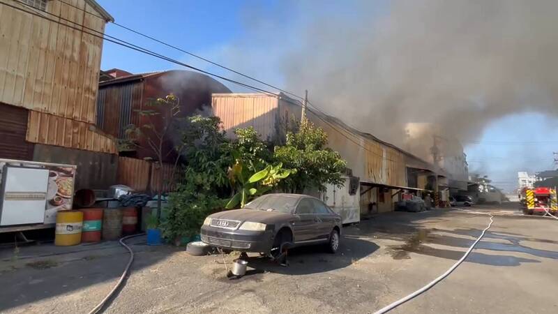 大獎娛樂城、大獎娛樂-線上新聞-【工廠烈焰】 台南暗夜驚火！金屬工廠淪火海，消防13車、27人拼死搶救