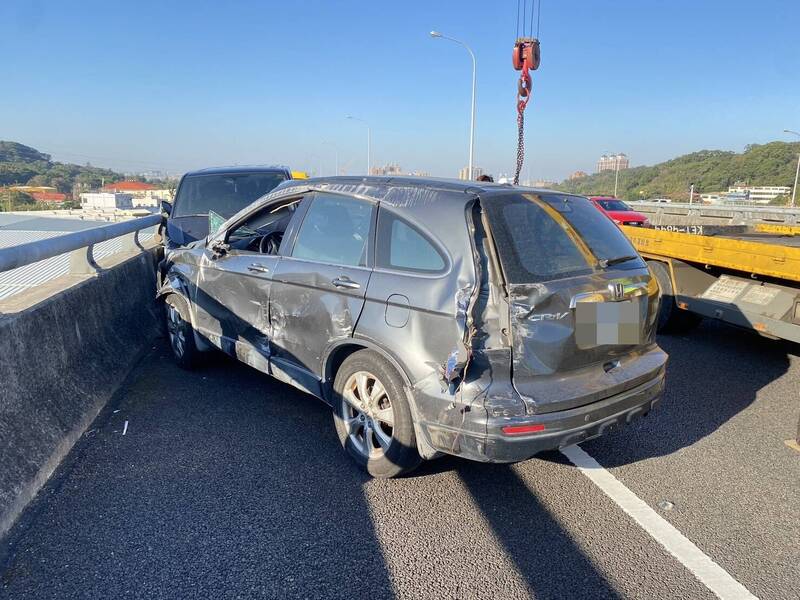 大獎娛樂城、大獎娛樂-線上新聞【高架驚魂】 國1五楊高架連環撞！3車擠成廢鐵，女貨車司機受困獲救送醫