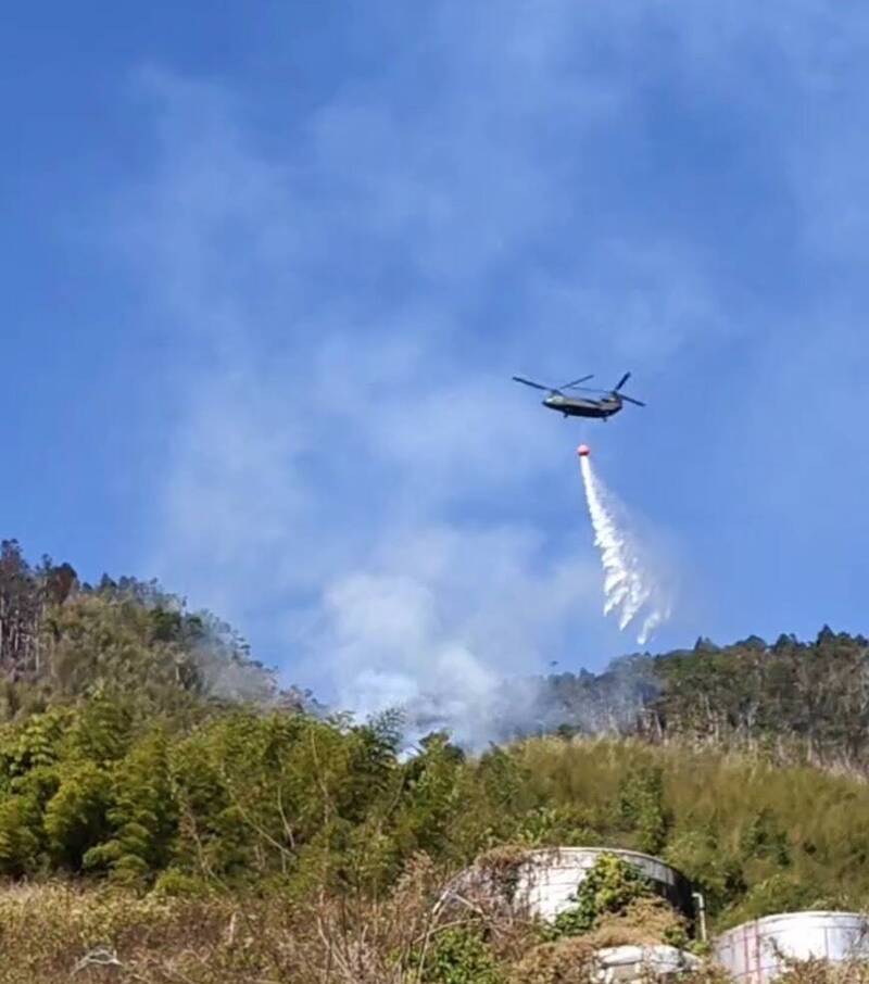 大獎娛樂城、大獎娛樂-線上新聞-【山林大火】 古坑連燒3天！國軍黑鷹直升機急出動，空中灑水灌救「宛如戰場」