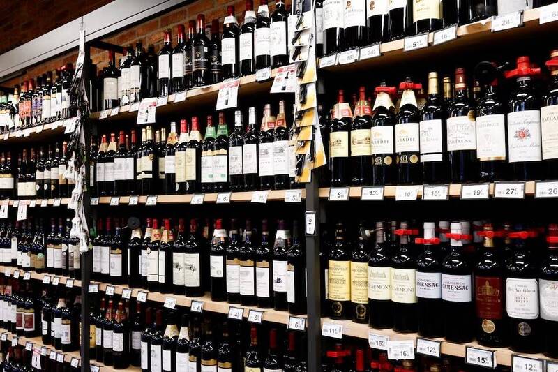 大獎娛樂城、大獎娛樂-線上新聞-馬克宏不從就加稅！川普祭出200%關稅恐嚇，囂張狂言：罰到法國酒變廢物，他就乖了！