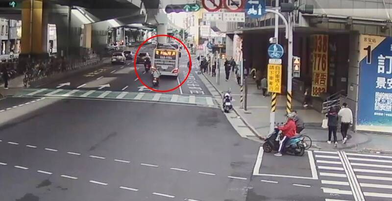 大獎娛樂城、大獎娛樂-線上新聞-【用命擋車】 瘋狂阿伯遲到暴走！「肉身擋公車」癱瘓交通3分鐘，司機怒告：趕上班不是玩命藉口！