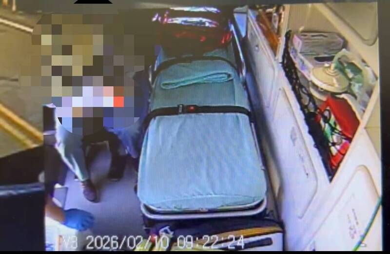 大獎娛樂城、大獎娛樂-線上新聞-禍從天降！頭份大樓下起「磁磚雨」 68歲清潔婦倒楣遭爆頭血流滿地！