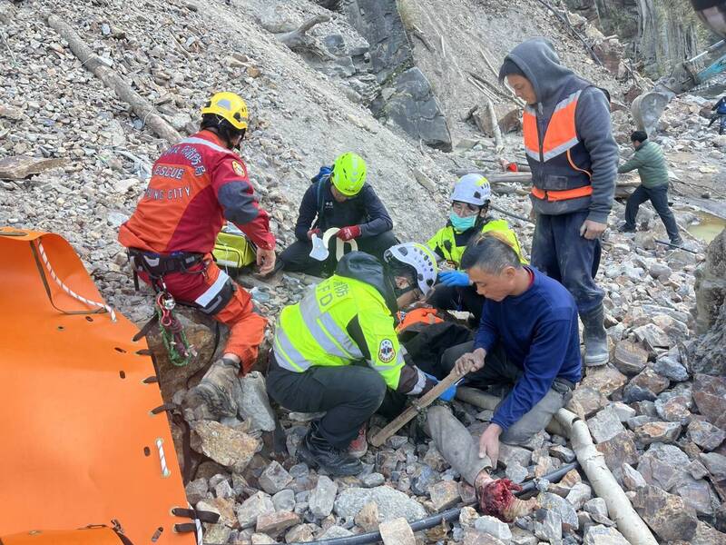 大獎娛樂城、大獎娛樂-線上新聞-生死一瞬間！梨山工人修邊坡慘墜「50米深淵」 奇蹟生還發出微弱求救訊號！